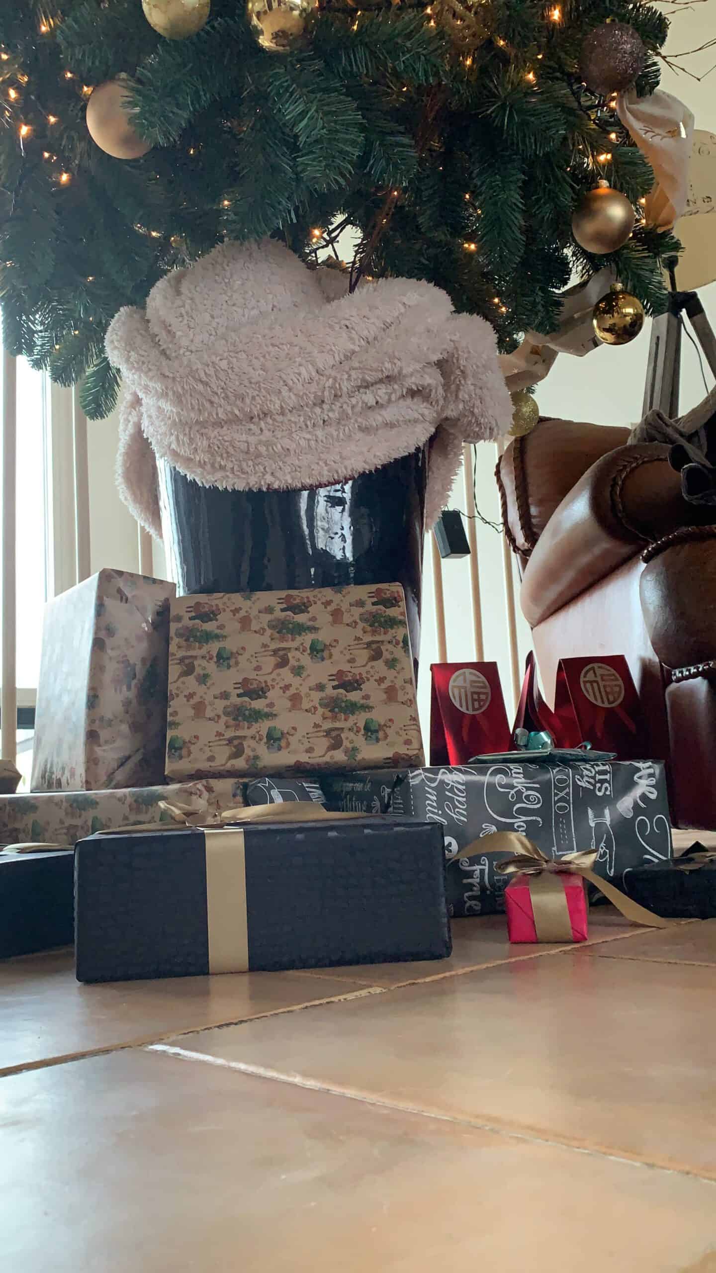 Kerstboom met cadeautjes - Straightfrom.nl