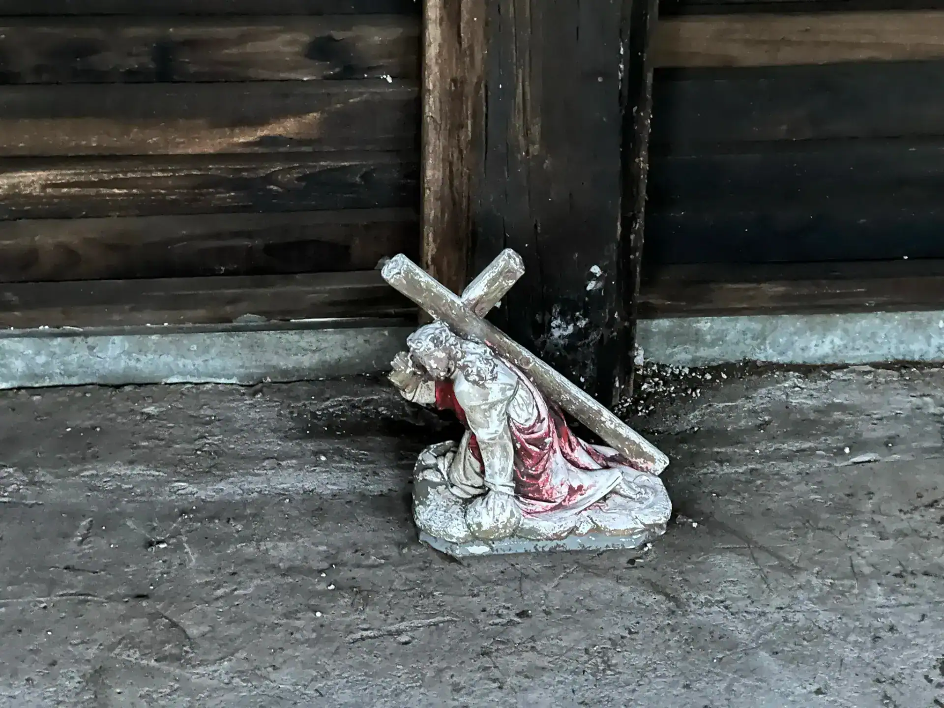 Jezus met zijn kruis - straightfrom.nl